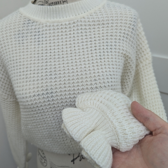 H&M soft white sweater with ruffle wrists - Picture 2 of 4